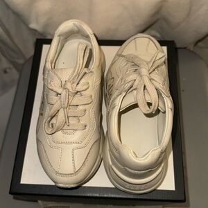 GUCCI KID SNEAKERS 25 EUR - 8.5 US OFFWHITE WITH RED, GREEN AND GOLD writing